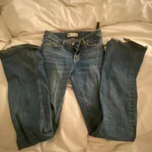 Jättefina jeans från zara, säger pg ingen användning. Tror jag köpte för 400kr 💘 inget fel med dom förutom att de är slitna på slutet av jeansen (finns fler bilder kom privat) 