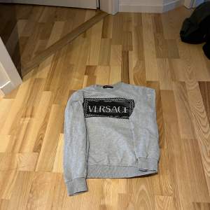 Hej! Jag säljer en Versace hoodie som har ett nypris på 2000 kr den har använts 5 gånger och är I 10/10 skick. Den är i storlek 152😇🌍