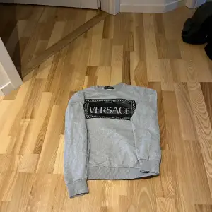 Hej! Jag säljer en Versace hoodie som har ett nypris på 2000 kr den har använts 5 gånger och är I 10/10 skick. Den är i storlek 152😇🌍