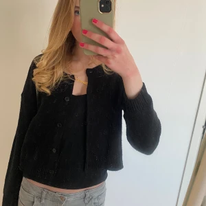 Svart kofta - Svart kofta från h&m i storlek 38. Knappt andvänd och ganska bra skick. 100kr + frakt 