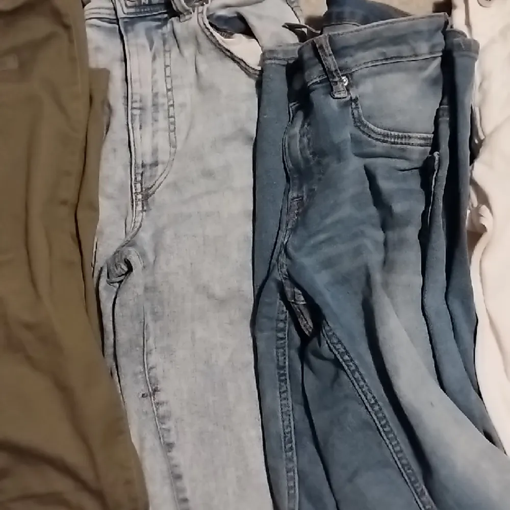 4 par jeans till salu, 3 skinny 1 par flares, dem vita är rippade och alla tvättas innan leverans, alla 4 tillsammans: 400, 2 par för 175 och ett varsitt par för 150, kan sänka priserna, och frakt kostar inte! 😊🤟Typ alla är Small och medium. Jeans & Byxor.