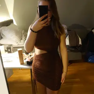 Glittrig brun/bronsfärgad klänning, nästan aldrig använd