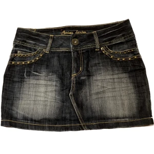 lågmidjad kjol  - Snygg lågmidjad kjol i jeans med nitar på⭐️sitter jättefint på. Passar bra på mig som vanligtvis har 38 S/M  Köparen står för frakt 