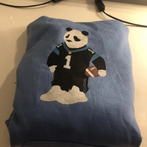 Hoodie  - Färg: blå  Storlek: S-M  Hoodie med en panda på 💙 Använd: 2 gånger  Säljer för att: den inte kommer till användning!💙 Skriver ett pris men ni kan skriva privat till mig om ett annat pris om ni vill! 😁❤️