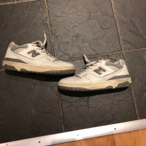 New balance 550 - Färg amie leon dore grå. Storlek är 43. De är väl använda men inga hål 