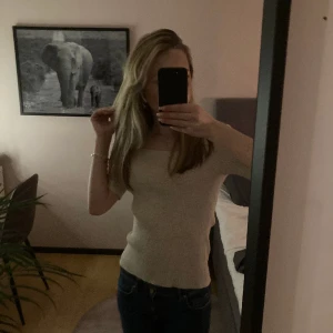 Topp  - En supersnygg beige topp från H&M i storlek xs. Helt i nyskick använd ett fåtal gånger 💗
