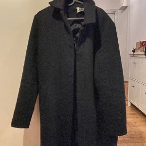 Weekday Trenchcoat  - Weekday Trenchcoat  Storlek medium Sparsamt använd 