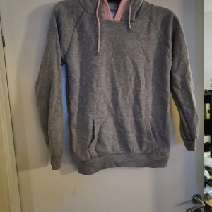 Grå/rosa huvtröja  - Knappt använd, mjukt och skönt material. Bredd ca 50cm, längd ca 65cm