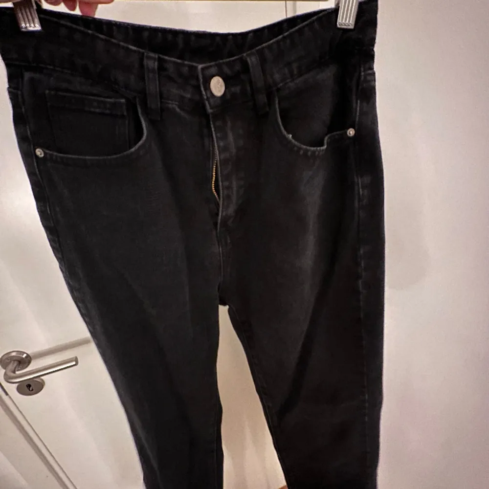 Svarta snygga jeans som sitter mid rise, sjukt coola 😤 Bilderna är dåliga så skriv privat om ni vill ha bättre bilder om hur de sitter på💖. Jeans & Byxor.