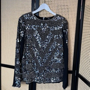 Paljettopp med dragkedja  - Otrolig topp med pärlor och paljetter   ✨🪩Små axelvaddar (kan enkelt sprättas bort om man vill) och dragkedja i ryggen🌟  (Jag har även använt den som en jacka med dragkedjan fram)   Skriv för fler bilder och material 🧵