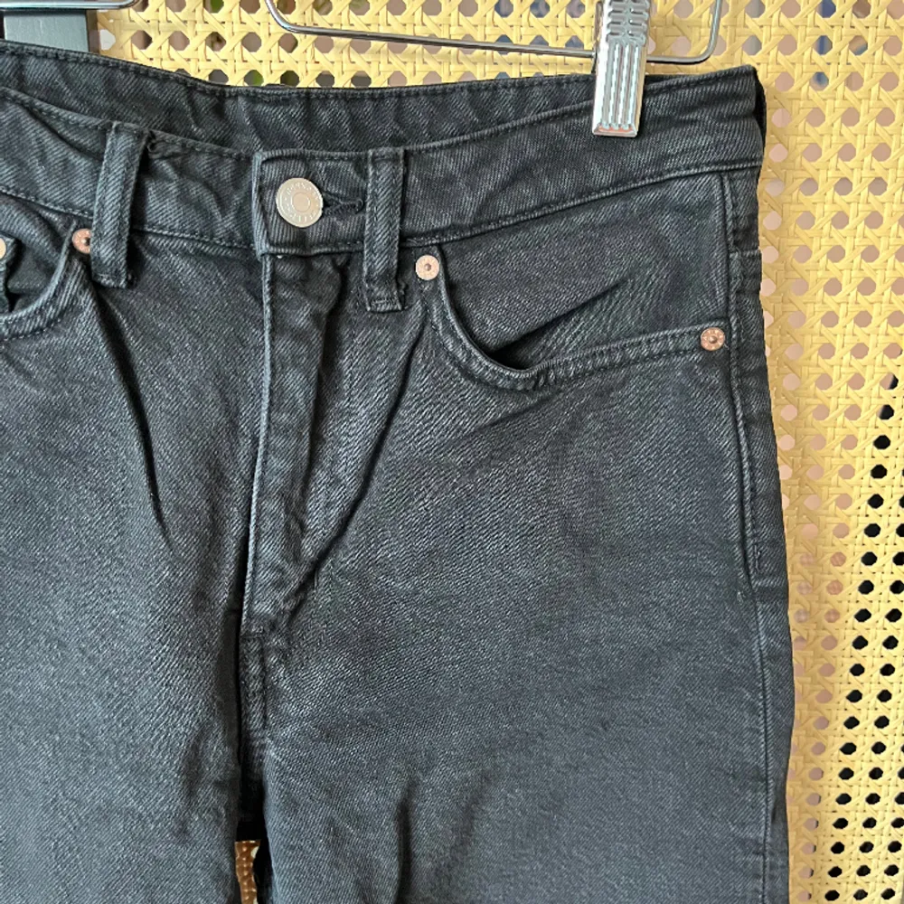 Svartgrå jeans Sparsamt använda, inga anmärkningar   Längd:30 . Jeans & Byxor.
