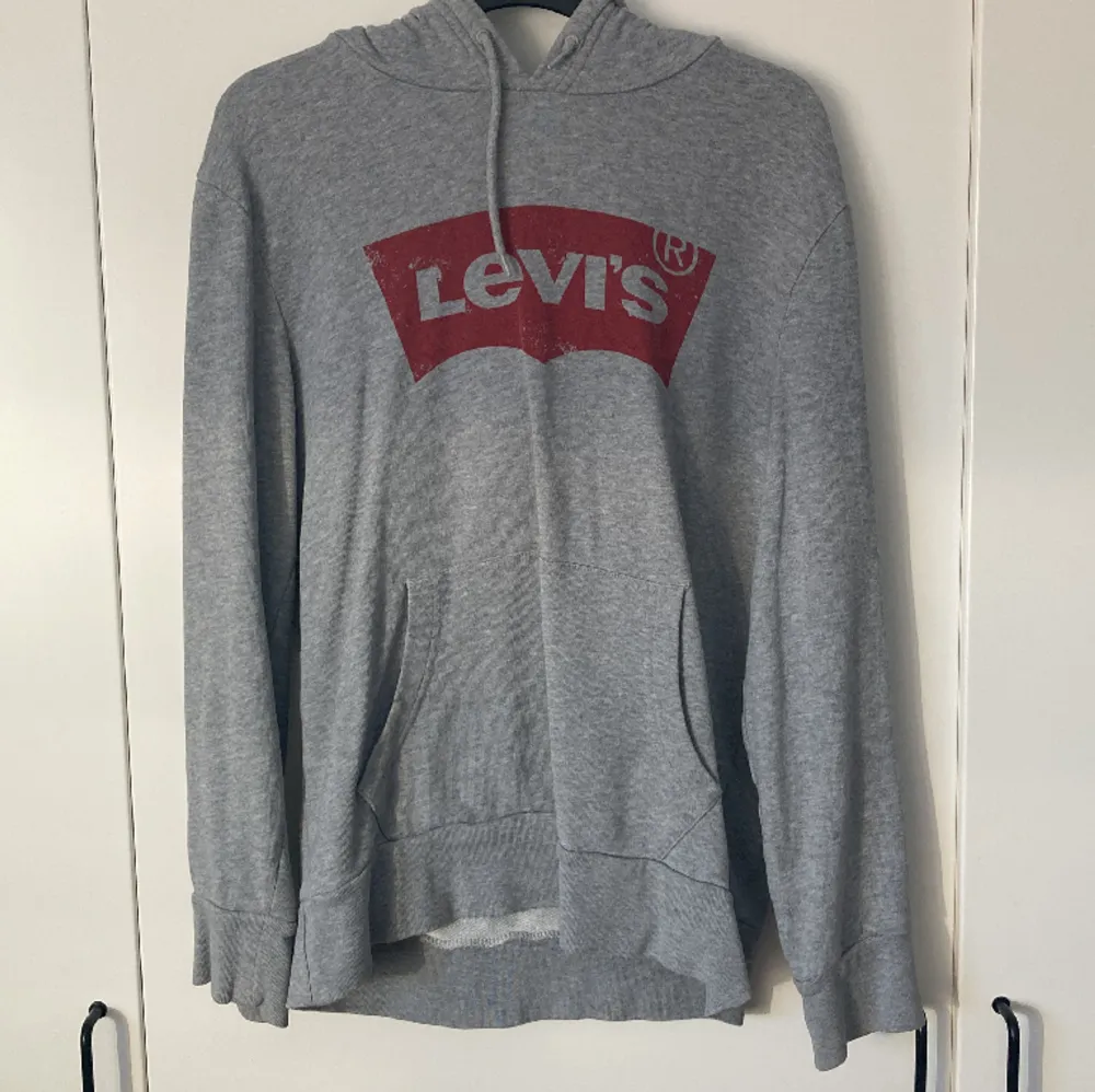 Säljer denna hoodie från Levis ❤️ Äkta, köpt på zalando. Sparsamt använd. . Hoodies.