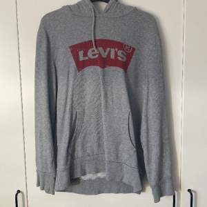 Säljer denna hoodie från Levis ❤️ Äkta, köpt på zalando. Sparsamt använd. 