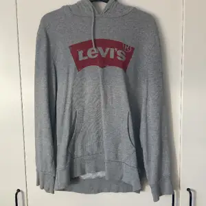 Säljer denna hoodie från Levis ❤️ Äkta, köpt på zalando. Sparsamt använd. 