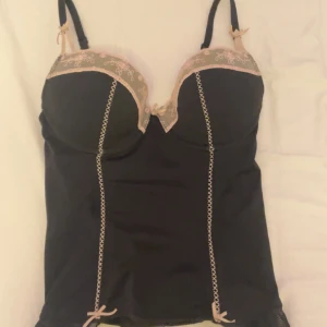 korsett topp - jätte söt korsett top med baby rosa detaljer💓vet ej cupa men skulle säga B