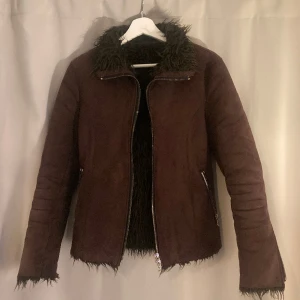 Japansk Y2K Mocha Biker Jacka - En väldigt cool jacka från det japanska märket ”Shellac”. Köpt från Japan, väldigt svår att få tag  i. Passar som en small.