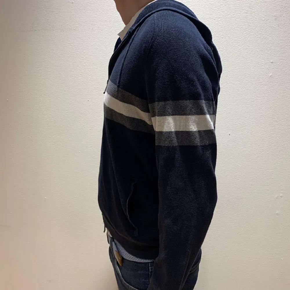 Säljer denna riktigt snygga zip up tröja från Massimo dutti som är helt slutsåld online. Tröjan är i 10/10 skick och storlek L men passar mer M. Modellen är 185 och väger 70kg. Priset går att diskuteras. . Tröjor & Koftor.