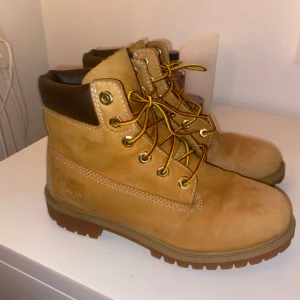 Timberland vinter skor  - Säljer dess snygga timberland skor, köpta för ca 1500 och använda max en vinter och är i bra skick, snörningarna har skavt lite på skorna (se sista bild) hör av er för mer frågor! Dem är för både killar och tjejer