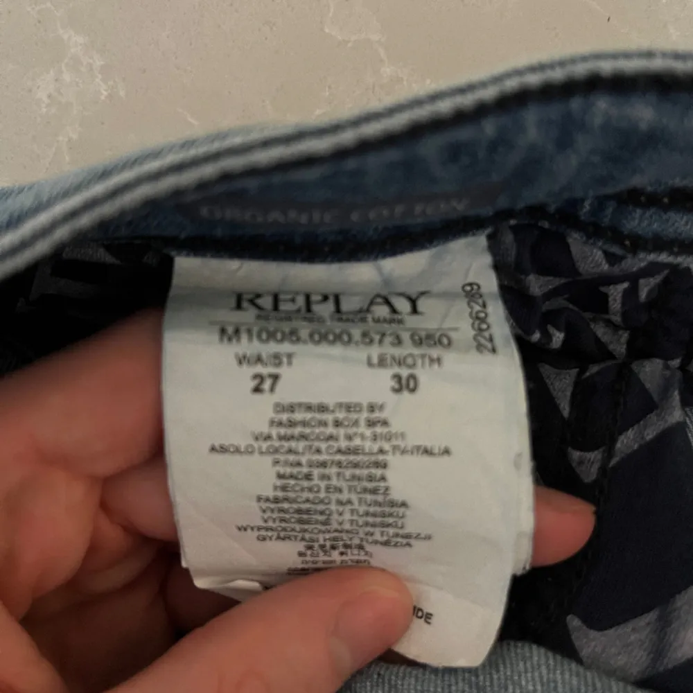 Replay jeans i modellen ”Rocco comfort fit”. De är i använda men fortfarande i fint skick. Skriv om ni undrar något👍. Jeans & Byxor.