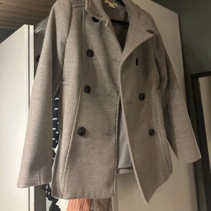 Grå kappa - Nästan helt oanvänd jättefin kappa