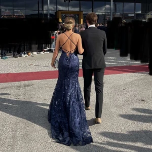 Balklänning - Säljer nu min fina fina balklänning som är använd vid ett tillfälle. Köpt för 2780kr från JJ house i storlek 32. Måtten är: Byst 80cm, Midja 62cm, Höfterna 88cm och från halsgrop till nedre fåll (framsida) 144cm.  Skriv gärna privat om du har fler frågor😊