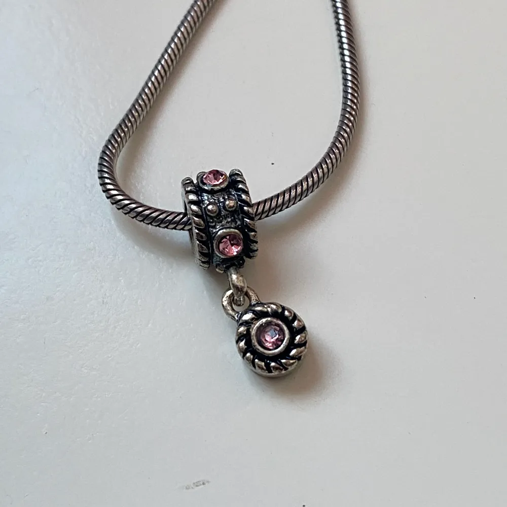 Vackert halsband med rosa rhinestones  Stämplat i kedja . Accessoarer.