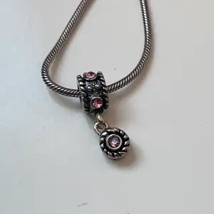 Vackert halsband med rosa rhinestones  Stämplat i kedja 