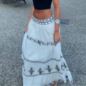 Maxi kjol  - Jätte fin sommar maxi kjol från zara🤍🖤 ny med prislapp, ca 700 originalpris🤍kjolen är ca 96cm lång och ca 37cm i midjan🤍