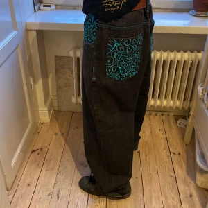 Y2K Jeans - Säljer dessa feta Y2K jeans. Skick: 9/10 inga defekter. Jeansen är mycket stora i midjan och jag måste ha ett bälte för att de ska passa mig. Jag är 177cm lång.
