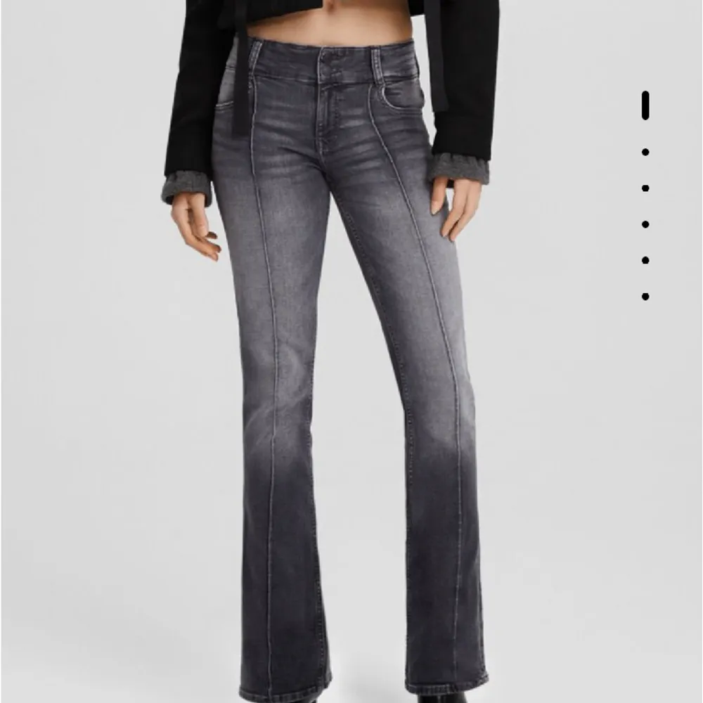 Säljer dessa helt nya lågmidjade jeans från Bershka  då de inre passade mig💕 kom privat för fler bilder på 🙌🏼 helt slutsålda på hemsidan!. Jeans & Byxor.