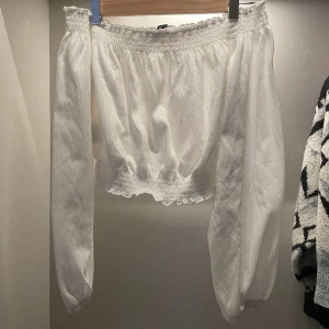 Fin sommar-topp 🩷 - Vit off shoulder topp i nyskick 🫶