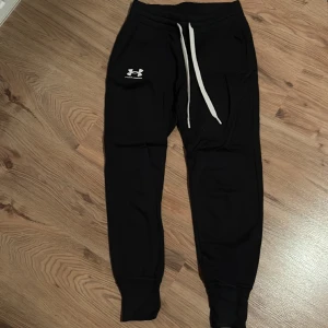 Svarta mjukisbyxor - Svarta mjukisbyxor från under armour i storlek xs, knappt använda ( jag är 167cm lång och för mig är dom för korta i benen )