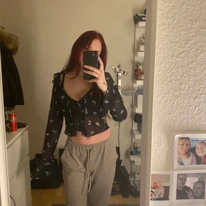 Blus - Mesh blus med knytning som en kofta o volanger och utsvängda armar. Fjärilsmönster. Från hm 