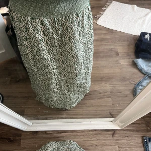 Zara kjol 🤍 - Kjolen är i M använd ett fåtal gånger, säljs pågrund av att jag inte finner användning för den men annars är den super fin 💕