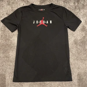 Jordan T-shirt  - Den är väl andvänd men riktigt bra sick och är äkta köpt från nike.com passar på 12-13 åringar