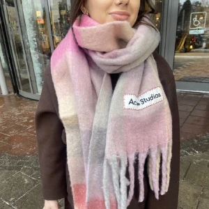 acne halsduk acnestudios - Säljer en super fin helt ny acne studios inspirerad halsduk. Sjukt fin dm för fler bilder