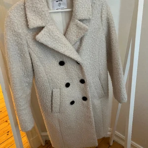 Kappa vit  - Säljer min sällan använda kappa ifrån Dorothy Perkins, det är en normalstor S i storleken. Köparen står för frakten. Skriv om du har några funderingar ☺️