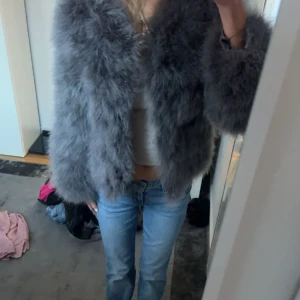 Päls jacka - Säljer denna super populära fluff jacka då jag känner att jag tyvärr inte passa i den!  Jackan är i storlek s den går att knäppa med knappar.  Nypris 1500 kr säljer för 800 kr Fler bilder kan fås 