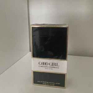 Carolina Herrera - Oanvänd och öppnad parfym som jag köpte på kicks. Nypris 600kr men säljer för 400kr & Pris kan diskuteras 