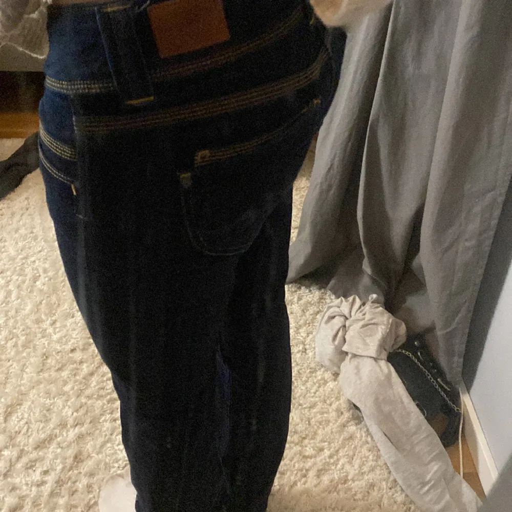 Mörkblå pepe jeans i storlek 38 men passar typ mig som har 32-34 i jeans. Jeans & Byxor.