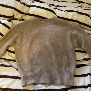Stickad tröja  - Beige stickad tröja från Zara med lite ballongärmar. Strl S. Köparen står för frakten 💌