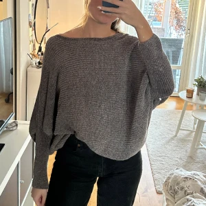 Stickad tröja  - En jättemysig stickad tröja! Bara använd ett fåtal gånger. Väldigt mjuk och skön