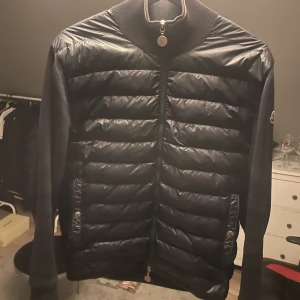 Moncler cardigan  - Säljer min Moncler cardigan  Skick 8,5 av 10  Finns en liten flaw nere vid muddarna  Annars fint skick  Kan gå ner lite i pris vid snabb affär 