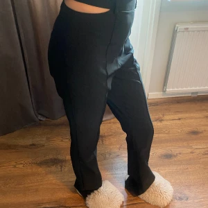 Svarta kostymbyxor  - Ett par svarta kostymbyxor från NA-KD i storlek 34.😊