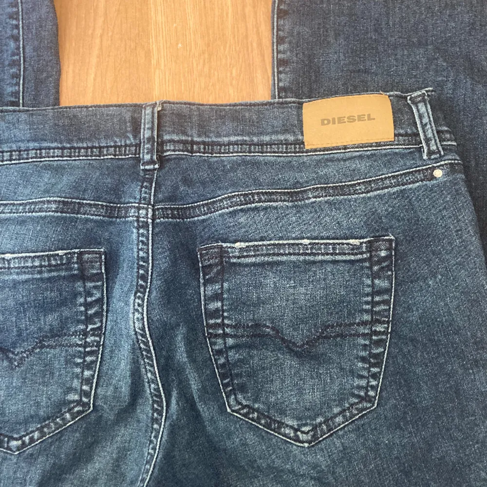 Fina mörkblåa diesel jeans. Storleken är 16 år. Men skulle kunna säga att det är som S eller M. Jeansen är lågmidjade och bootcut! Skicka meddelande för frågor och tryck gärna på köp nu❤️. Jeans & Byxor.