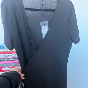 Omlottklänning ONLY - Kortärmad omlottklänning i stretchigt material. Strl XL. Aldrig använd (tags kvar) så nyskick.