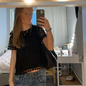 Spetstopp - Svart T-shirt i spets. Skitsnygg och är i storlek M😻Skriv vid intresse 