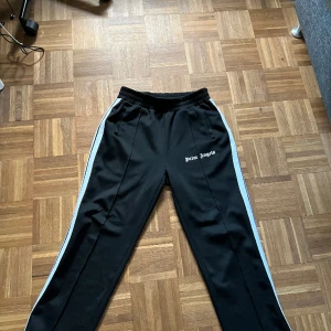 Palm angels byxor  - Säljer dessa Palm angels byxor storlek L är i nyskick 