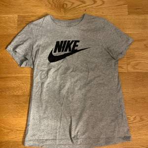 Grå Nike T-shirt. Aldrig använd. Pris kan diskuteras 