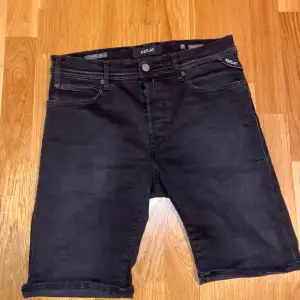 Säljer dessa snygga svarta Replay Jeans Storlek: W29 Priset kan diskuteras 